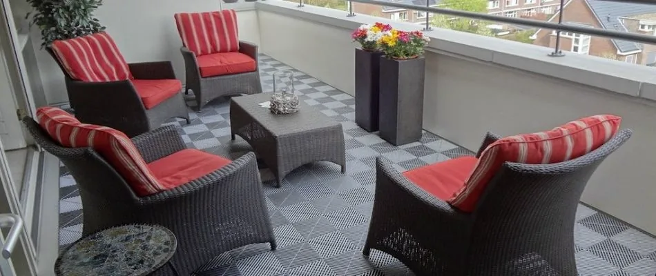 Balkon mit Sitzgruppe auf grauen SwissDeck-Platten