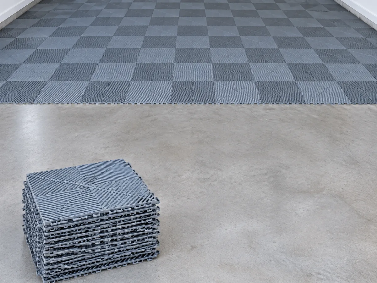 Garage, Boden halb mit grauen Rippenplatten verlegt
