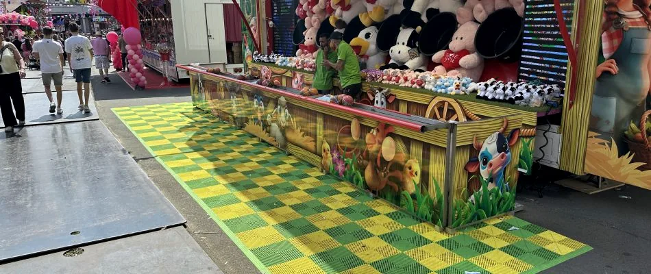Stand auf der Kirmes mit gelb-grünem Plattenboden